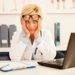 Врачебная ошибка и миллионные компенсации: как доказать вину медиков без уголовного дела